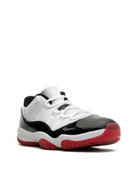 Chaussures de sport blanches et noires Jordan