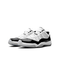 Chaussures de sport blanches et noires Jordan