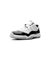 Chaussures de sport blanches et noires Jordan