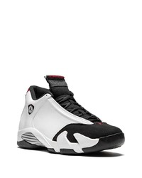 Chaussures de sport blanches et noires Jordan