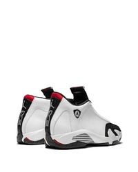 Chaussures de sport blanches et noires Jordan