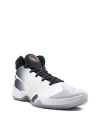 Chaussures de sport blanches et noires Jordan