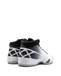 Chaussures de sport blanches et noires Jordan