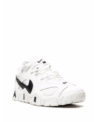 Chaussures de sport blanches et noires Nike