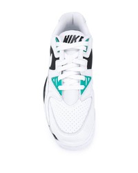 Chaussures de sport blanches et noires Nike