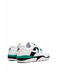 Chaussures de sport blanches et noires Nike