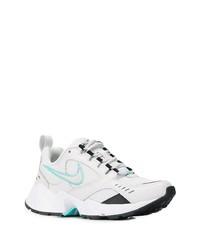 Chaussures de sport blanches et noires Nike