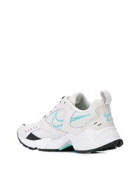 Chaussures de sport blanches et noires Nike