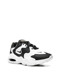 Chaussures de sport blanches et noires Nike