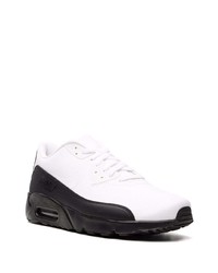 Chaussures de sport blanches et noires Nike