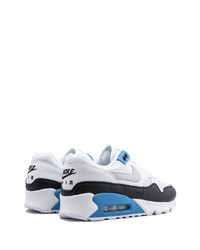 Chaussures de sport blanches et noires Nike