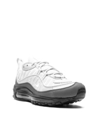 Chaussures de sport blanches et noires Nike