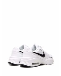 Chaussures de sport blanches et noires Nike