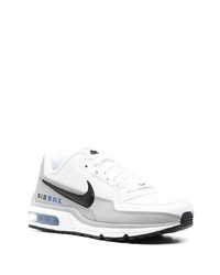 Chaussures de sport blanches et noires Nike