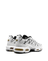 Chaussures de sport blanches et noires Nike