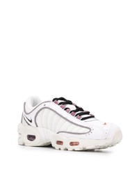 Chaussures de sport blanches et noires Nike