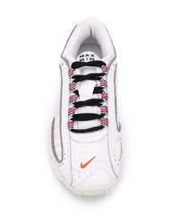 Chaussures de sport blanches et noires Nike