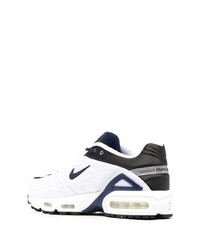 Chaussures de sport blanches et noires Nike