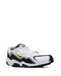 Chaussures de sport blanches et noires Nike