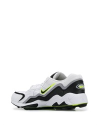 Chaussures de sport blanches et noires Nike