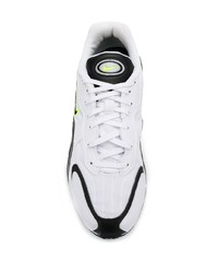 Chaussures de sport blanches et noires Nike