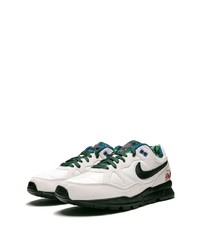 Chaussures de sport blanches et noires Nike