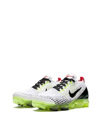 Chaussures de sport blanches et noires Nike