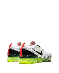 Chaussures de sport blanches et noires Nike