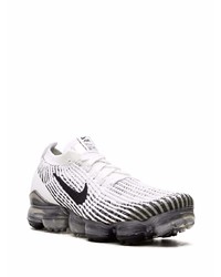 Chaussures de sport blanches et noires Nike