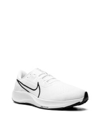 Chaussures de sport blanches et noires Nike