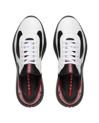 Chaussures de sport blanches et noires Prada