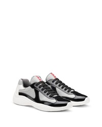 Chaussures de sport blanches et noires Prada