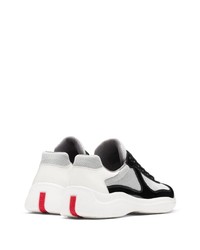 Chaussures de sport blanches et noires Prada