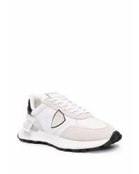 Chaussures de sport blanches et noires Philippe Model Paris