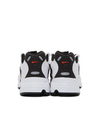 Chaussures de sport blanches et noires Nike