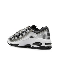 Chaussures de sport blanches et noires Puma