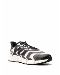 Chaussures de sport blanches et noires adidas