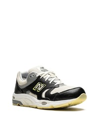 Chaussures de sport blanches et noires New Balance