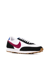 Chaussures de sport blanches et noires Nike