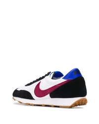 Chaussures de sport blanches et noires Nike