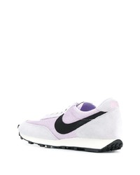 Chaussures de sport blanches et noires Nike