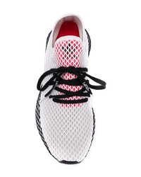 Chaussures de sport blanches et noires adidas