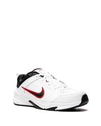 Chaussures de sport blanches et noires Nike