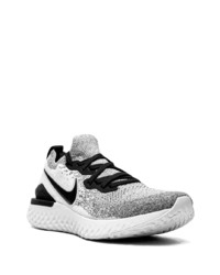 Chaussures de sport blanches et noires Nike