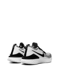 Chaussures de sport blanches et noires Nike