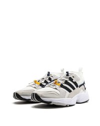 Chaussures de sport blanches et noires adidas