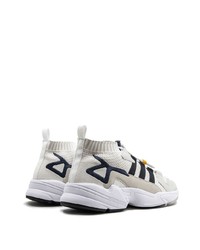 Chaussures de sport blanches et noires adidas