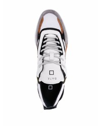 Chaussures de sport blanches et noires D.A.T.E