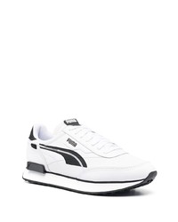 Chaussures de sport blanches et noires Puma