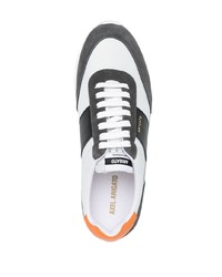 Chaussures de sport blanches et noires Axel Arigato